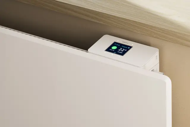 Wallflex 500 med EB-Therm 500 i vardagsrum vid fönster, fokus termostat