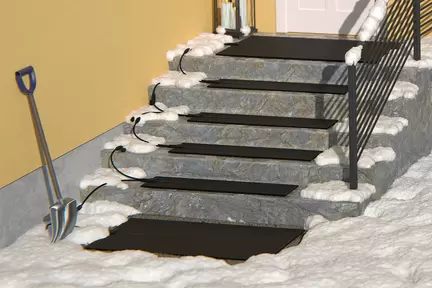 Ebecos Multimat ligger seriekopplade på en trappa upp till dörren på en villa för att minimera halkrisk